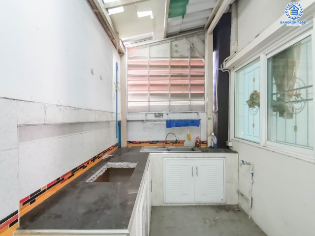 ทาวน์เฮ้าส์มือสองย่านนนทบุรี ม.กัสโต้ ปิ่นเกล้า-จรัญสนิทวงศ์ หลังมุม! คุณภาพแบรนด์ Q.House เนื้อที่เยอะถึง 20.8 ตร.ว. ฟังก์ชันจัดเต็ม 4 ห้องนอน 3 ห้องน้ำ 2 ที่จอดรถ บ้านพร้อมอยู่ ทำเลเดินทางสะดวก ใกล้ใจกลางเมือง, รถไฟฟ้าสายสีแดง "สถานีบางบำหรุ" และทางด่วน "ศรีรัช"...